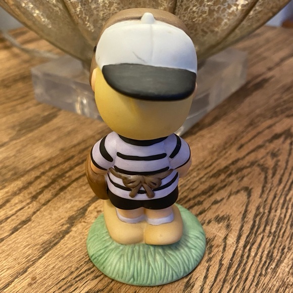 Westland 8342 Giftware Peanuts Figurine Schroder Playing Bassball - Picture 5 of 6
